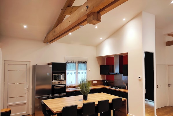 Mikrobølgeovn, oppvaskmaskin, kaffetrakter/tekoker og kjøkkenutstyr