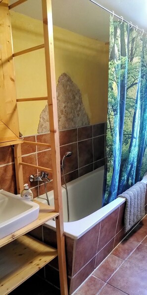 Combinazione doccia/vasca, asciugacapelli, sapone, carta igienica