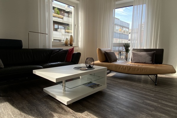 Een smart-tv, boeken en een stereo