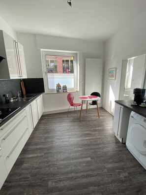 Fridge, microwave, oven, stovetop - Large, modern vacation apartment in the heart of Rheine (Rheine)