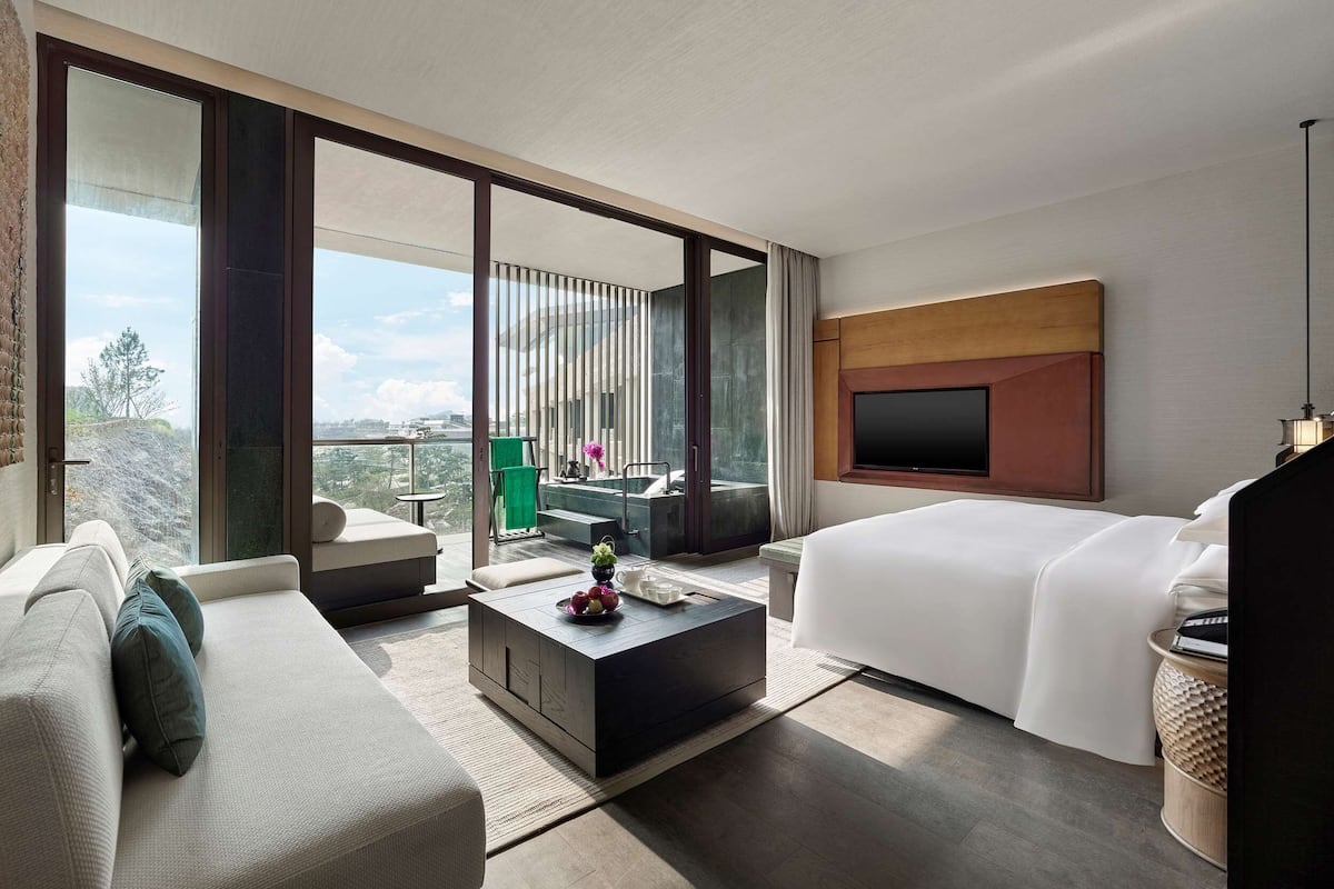 Minibar, caja de seguridad en la habitación, wifi gratis y ropa de cama