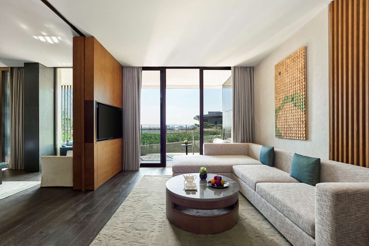 Minibar, caja de seguridad en la habitación, wifi gratis y ropa de cama