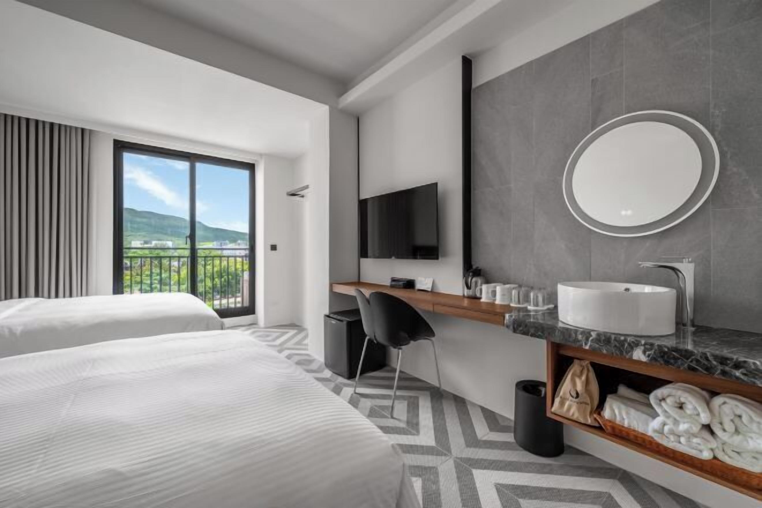 Desk, soundproofing, free WiFi, bed sheets