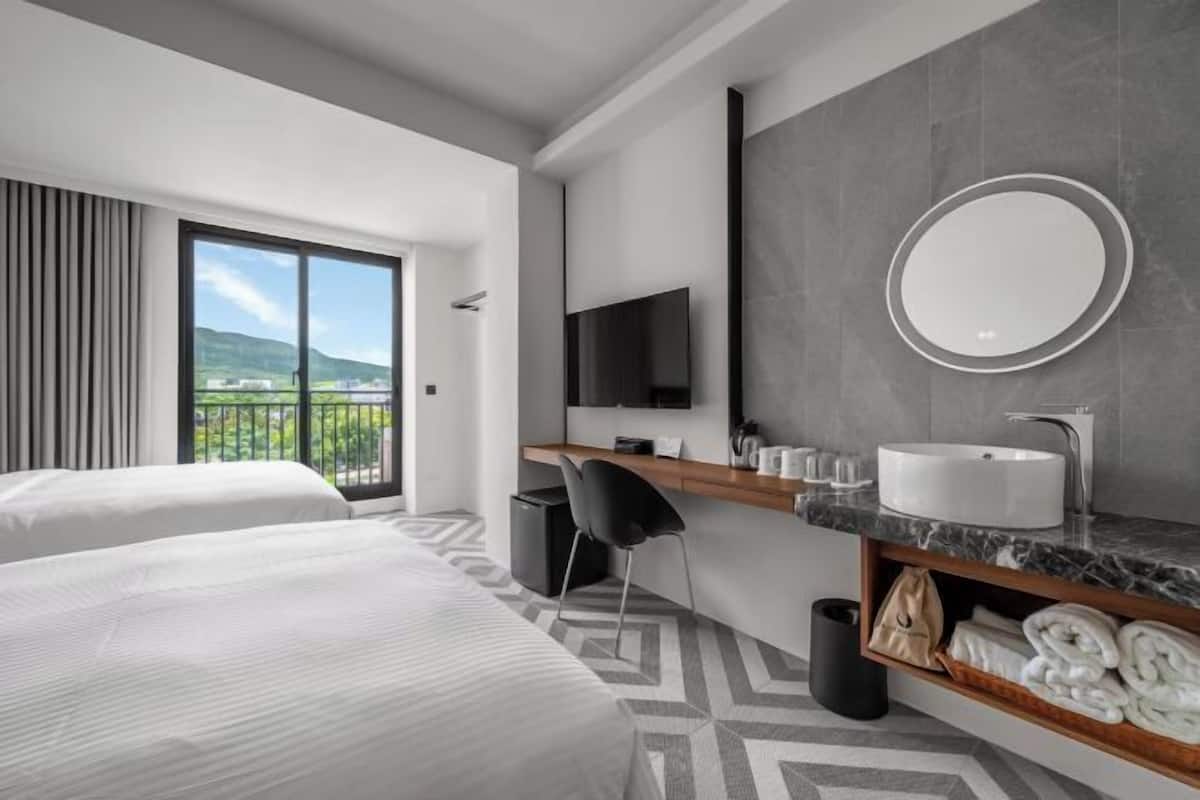 Desk, soundproofing, free WiFi, bed sheets