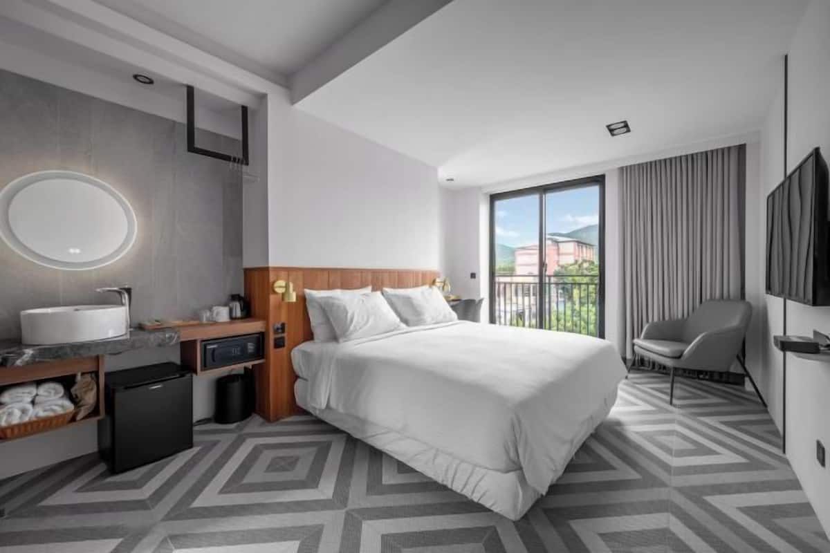 Desk, soundproofing, free WiFi, bed sheets