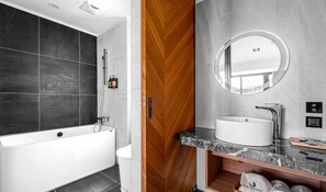 Deluxe-dobbeltværelse | Badeværelse | Hårtørrer, et toilet med elektronisk bidet, håndklæder, Shampoo