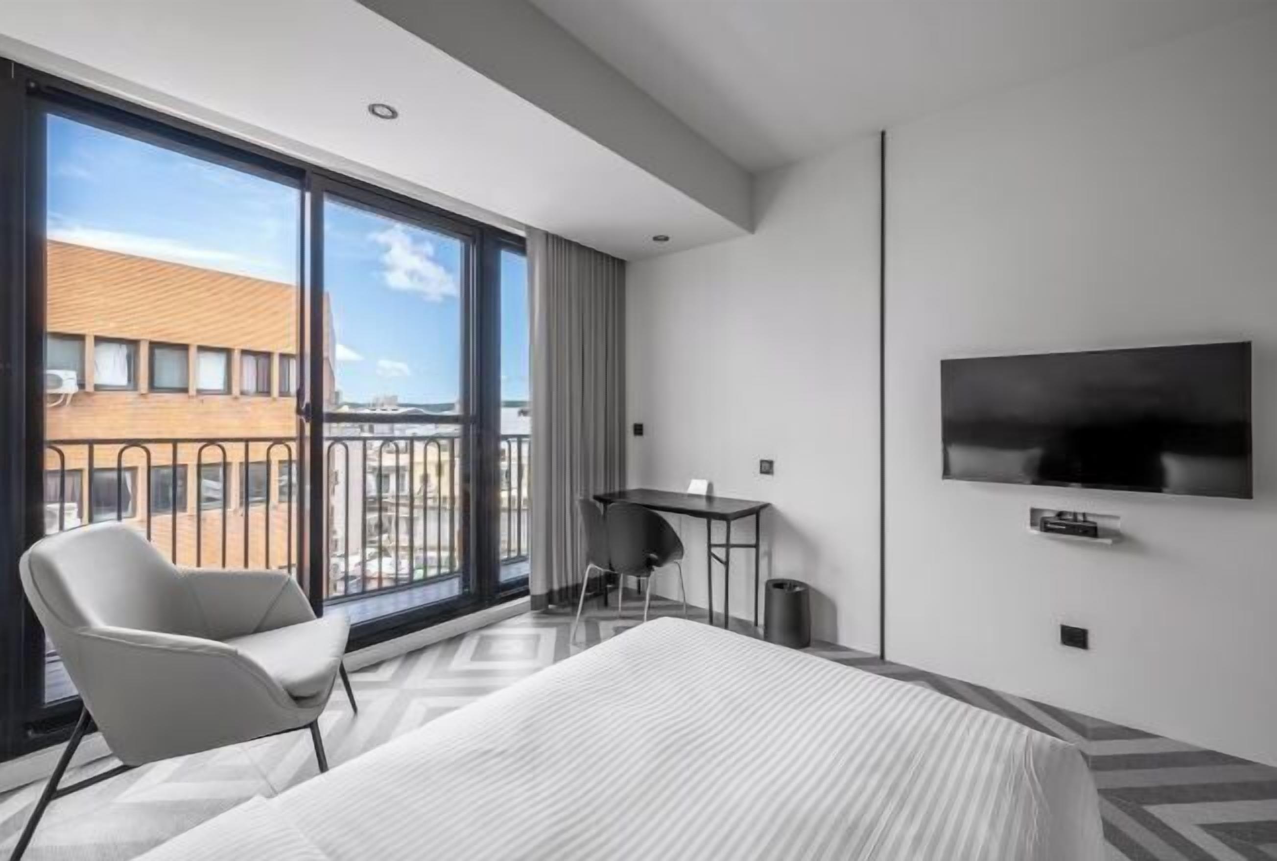 Desk, soundproofing, free WiFi, bed sheets