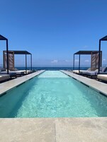 Una piscina al aire libre de temporada