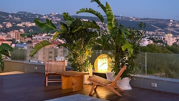 Una piscina al aire libre de temporada