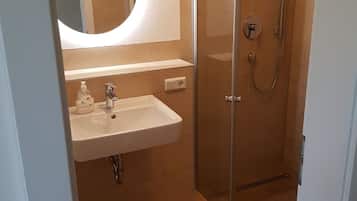 Doppelzimmer | Badezimmer | Dusche, Handtücher