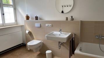 Doppelzimmer | Badezimmer | Dusche, HandtĂŒcher