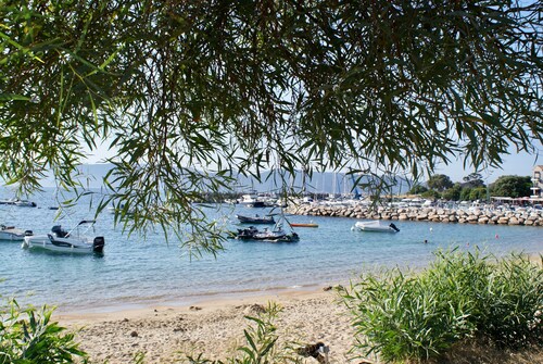 Facing the sea, 30 m from the beach, luxury villa, air-conditioned 