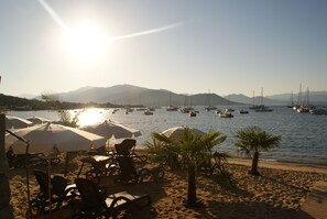 On the beach, sun-loungers, beach towels - Facing the sea, 30 m from the beach, luxury villa, air-conditioned  (Serra-di-Ferro)