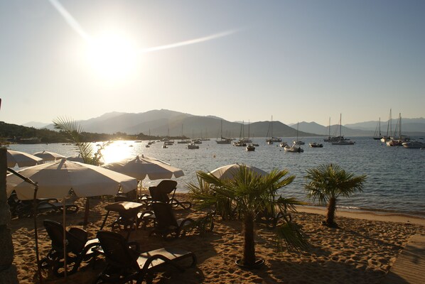 Plage, chaises longues, serviettes de plage