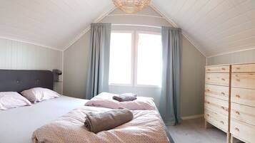 4 sovrum, skrivbord, strykjärn/strykbräda och resesäng