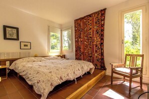 10 bedrooms, iron/ironing board, free WiFi, bed sheets - Rural charm on an olive farm in Costa Dorada! (Vespella de Gaià)