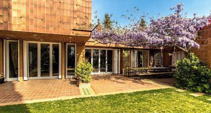 Rural charm on an olive farm in Costa Dorada!