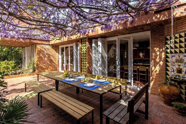 Outdoor dining
