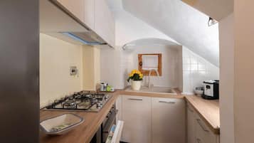 Kühlschrank, Ofen, Wasserkocher mit Kaffee-/Teezubehör