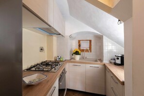 Kühlschrank, Ofen, Wasserkocher mit Kaffee-/Teezubehör