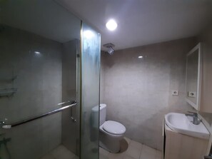 Appartement Familial | Salle de bain | Douche, douche à « effet pluie », articles de toilette gratuits, bidet