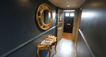 Duke of Monmouth penthouse sea view apartment, Lyme Regis, parking garden, pet
