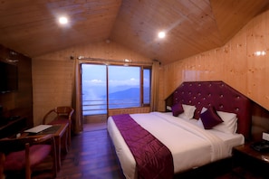 Una habitación de cabaña de madera con una cama, un escritorio y una silla.