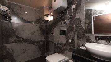 Deluxe Room | Bathroom | Shower, towels