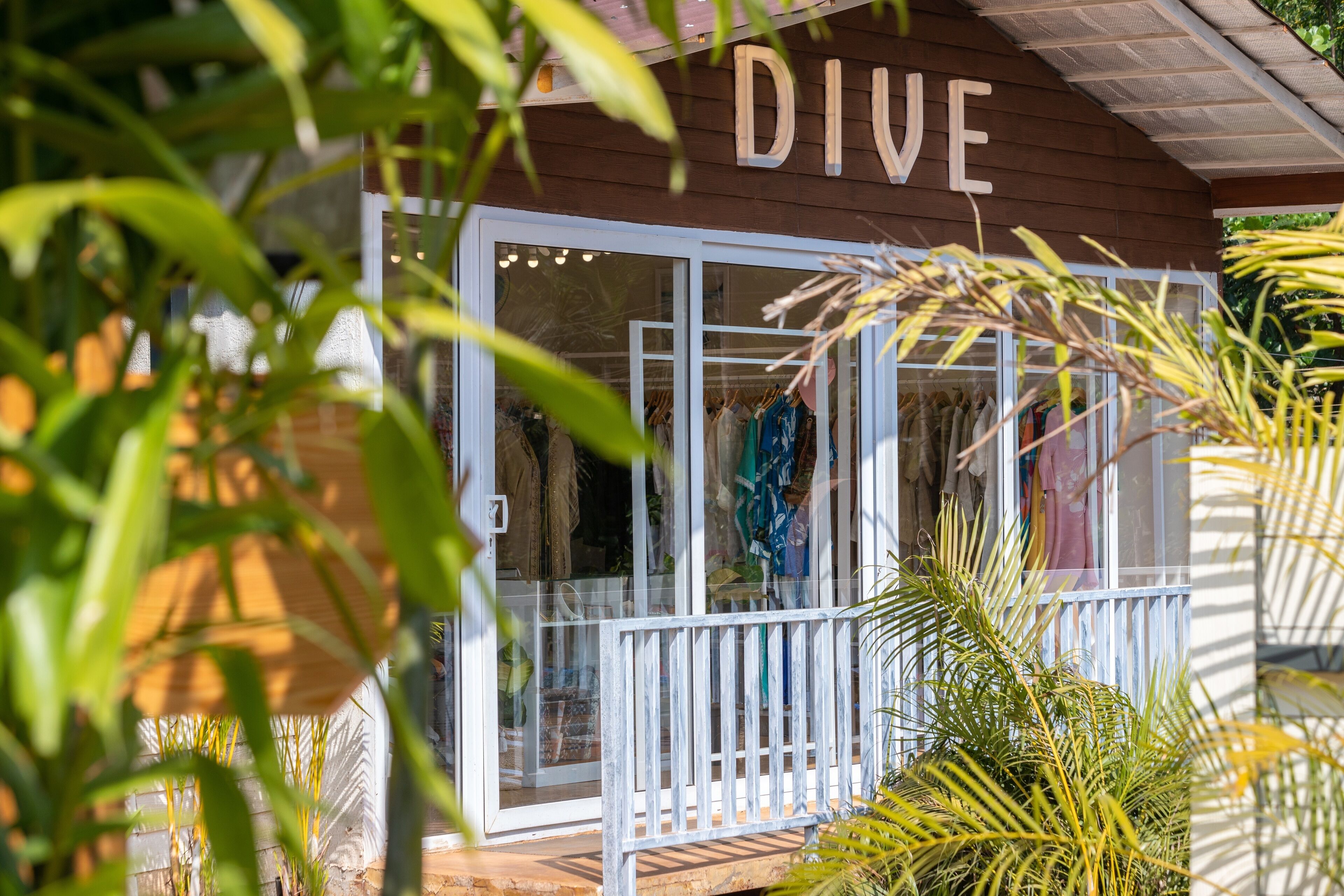 Un escaparate con un letrero que dice "DIVE".
