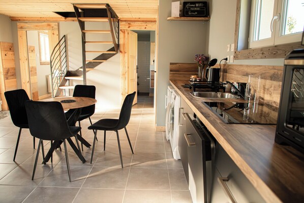 Fridge, microwave, oven, stovetop - LA TRANQUILITE NORMANDE Country cottage surrounded by animals! (Livarot-Pays-d'Auge)