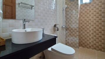 Standard Double Room | Bathroom | Shower, rainfall showerhead, hair dryer, towels