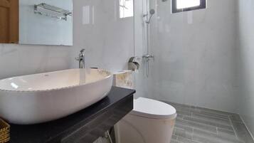 Standard Double Room | Bathroom | Shower, rainfall showerhead, hair dryer, towels