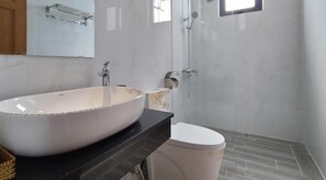 Ducha, cabezal de ducha tipo lluvia, secador de pelo, toallas