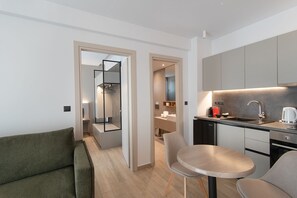 Departamento familiar | Área de sala de estar | Smart TV de 55 pulgadas con canales digitales y televisión