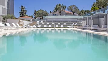 Alberca al aire libre por temporada y camas balinesas gratuitas