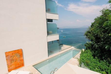 Una piscina al aire libre de temporada, camas de piscina gratis. Ray Hotel Corfu