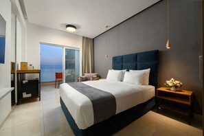 Habitación doble de diseñador | 1 habitación, caja de seguridad en la habitación y cortinas blackout