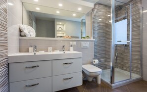 Dusche, Haartrockner, Handtücher