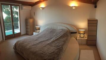 5 bedrooms, desk, iron/ironing board, free WiFi