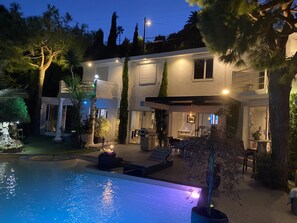 Una piscina al aire libre, una piscina climatizada