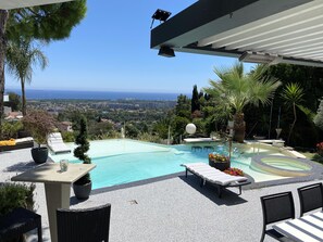 Una piscina al aire libre, una piscina climatizada