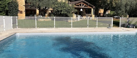 حمّام سباحة خارجي