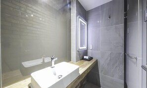 Deluxe Play 2 | Bathroom