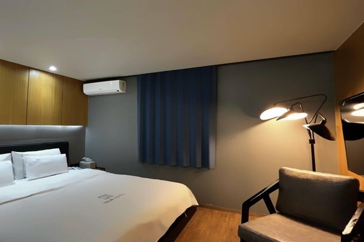 Deluxe Play 2 | Premium bedding, down comforters, desk, WiFi (free)