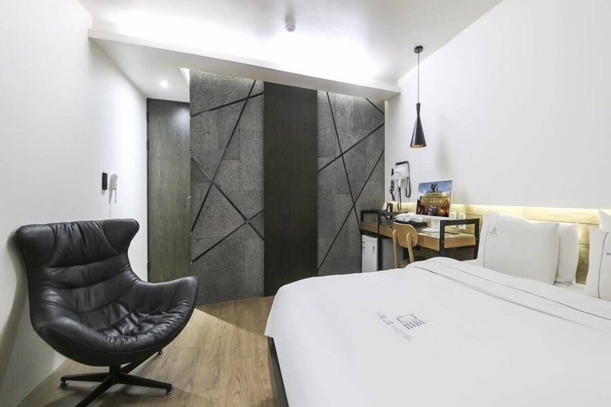 Premium Relax | Premium bedding, down comforters, desk, WiFi (free)