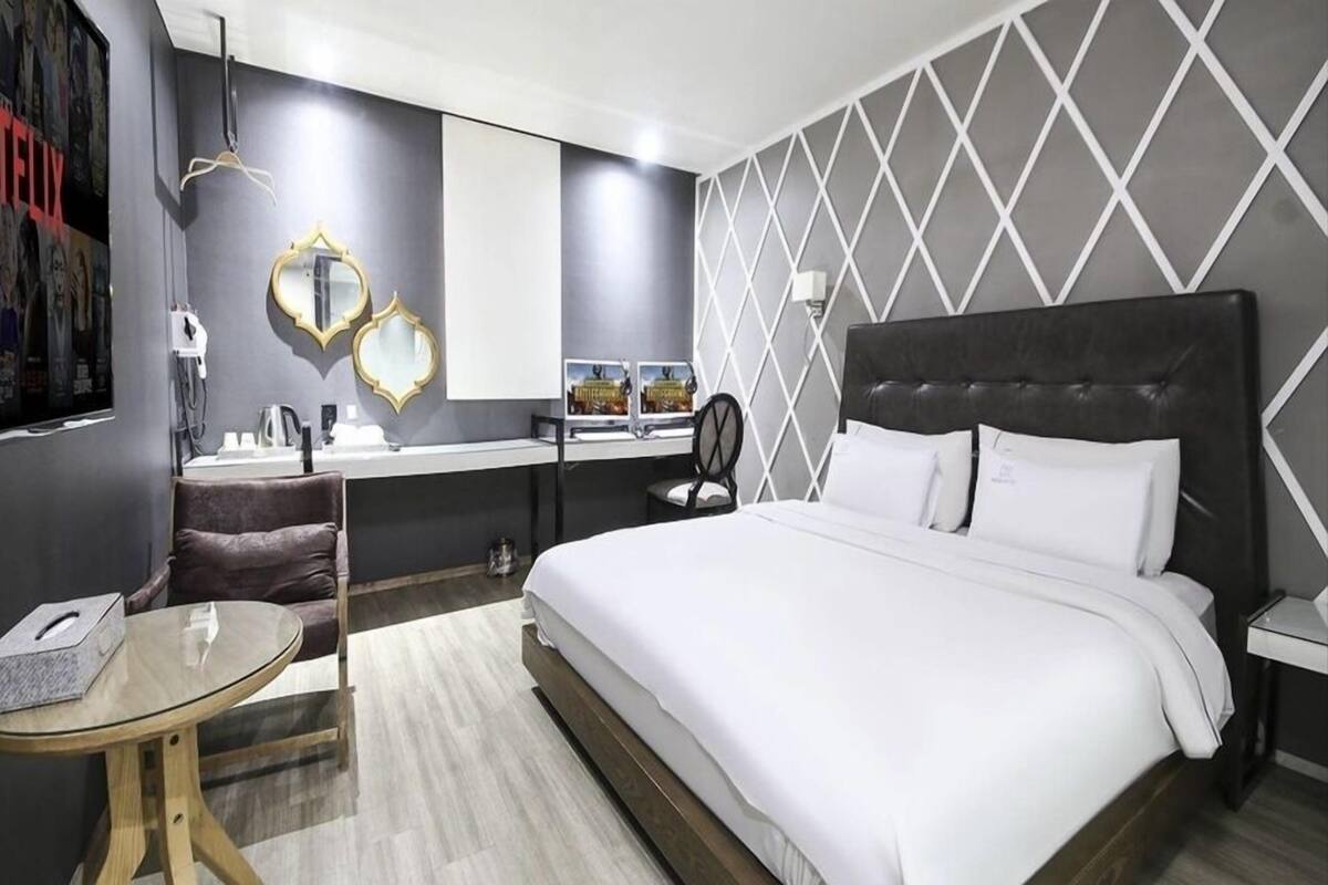Premium 2PC | Premium bedding, down comforters, desk, WiFi (free)