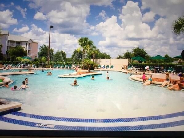 Una piscina al aire libre, una piscina climatizada
