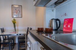 Fridge, oven, cookware/dishes/utensils, dining tables