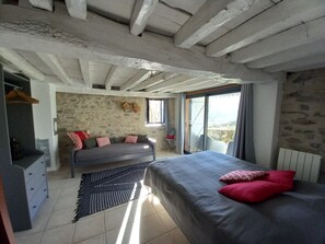 2 Schlafzimmer, Schreibtisch, Bügeleisen/Bügelbrett, Reisekinderbett