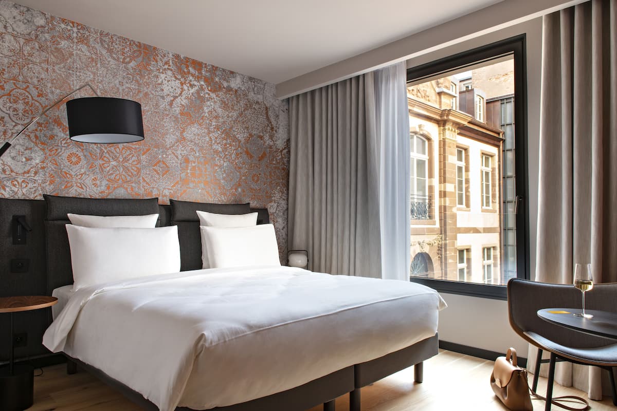 Classic Room | 1 bedroom, premium bedding, free minibar, in-room safe